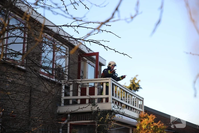 Bewoners blussen brand op dak