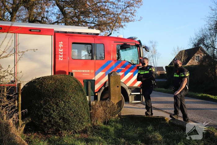 Bewoners blussen brand op dak