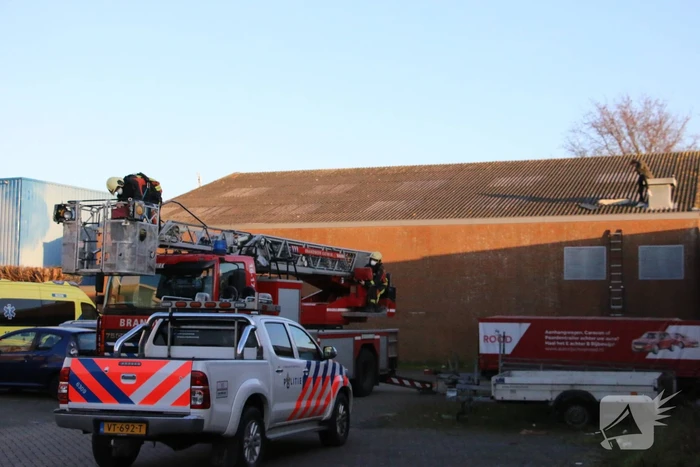 Persoon gewond na val door dak