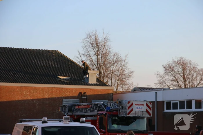 Persoon gewond na val door dak