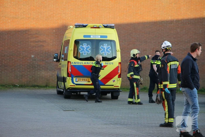 Persoon gewond na val door dak