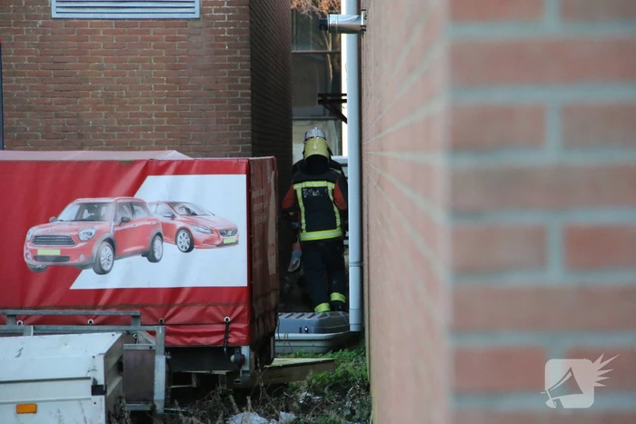 Persoon gewond na val door dak