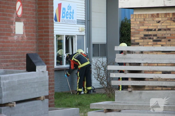 Persoon gewond na val door dak