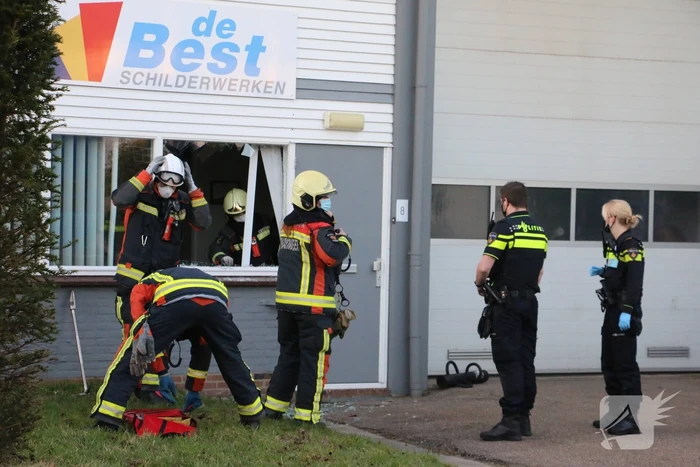 Persoon gewond na val door dak
