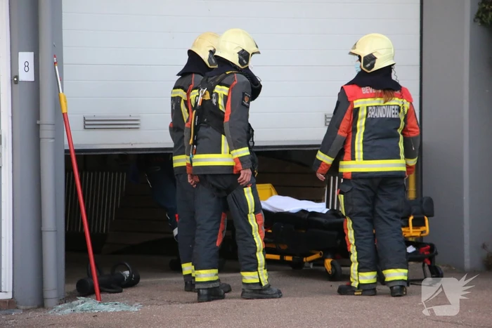Persoon gewond na val door dak