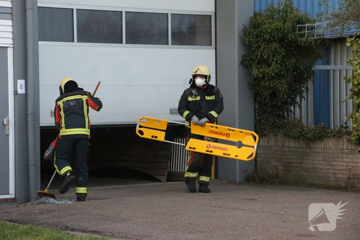 Persoon gewond na val door dak