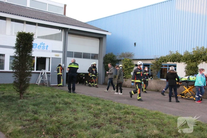 Persoon gewond na val door dak