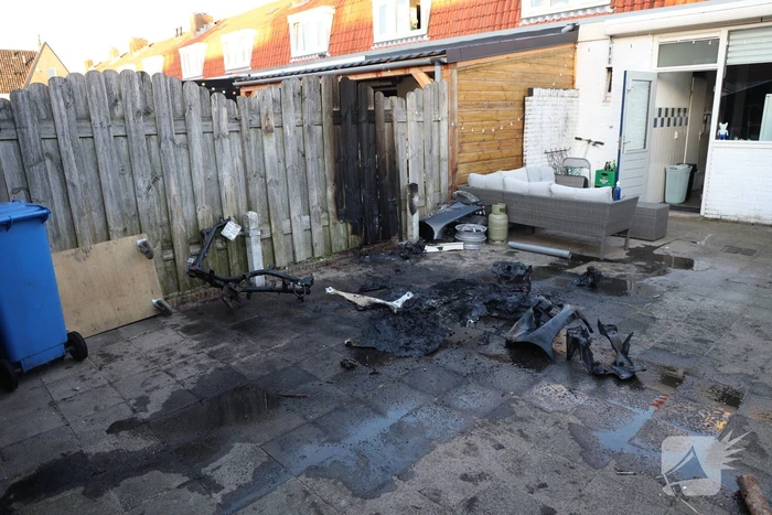Scooter vat vlam, buren blussen met emmers water