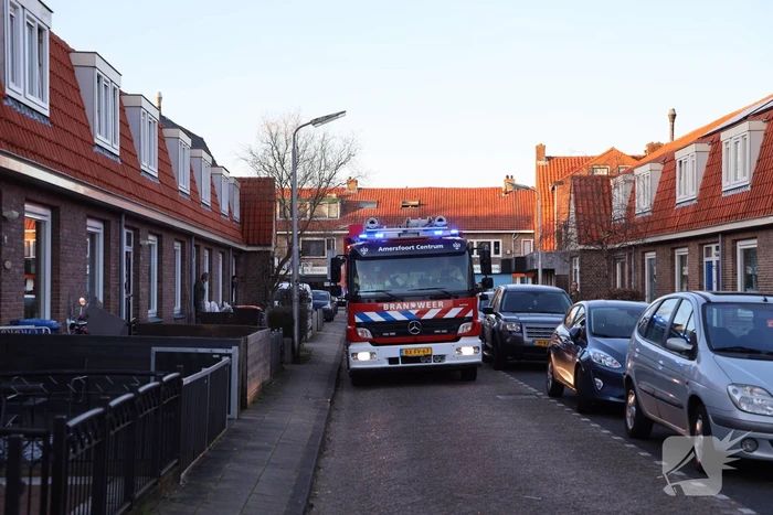 Scooter vat vlam, buren blussen met emmers water