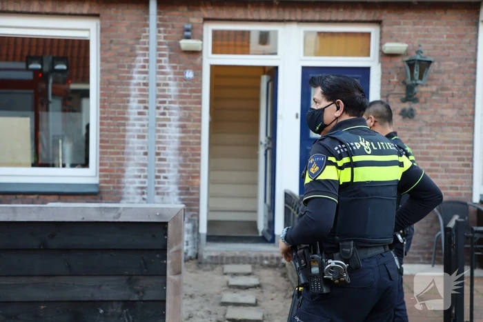 Scooter vat vlam, buren blussen met emmers water