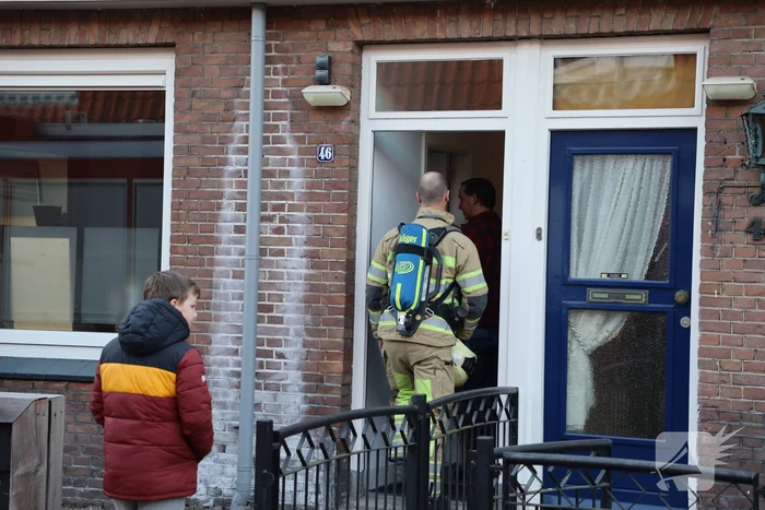 Scooter vat vlam, buren blussen met emmers water