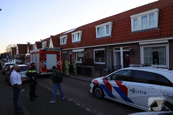 Scooter vat vlam, buren blussen met emmers water