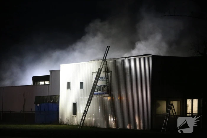 Brandweer bestrijd grote brand in loods Timmerwerken Damen