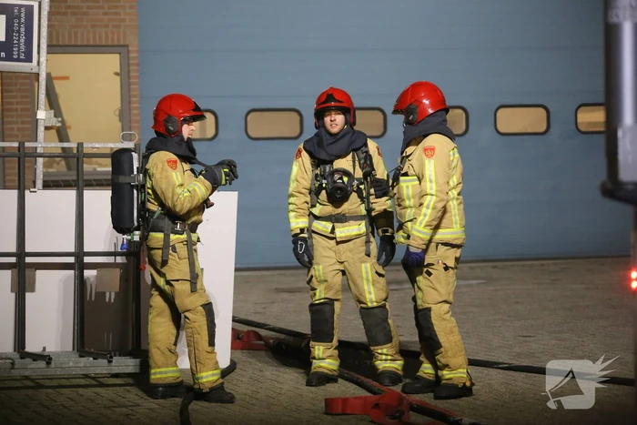 Brandweer bestrijd grote brand in loods Timmerwerken Damen