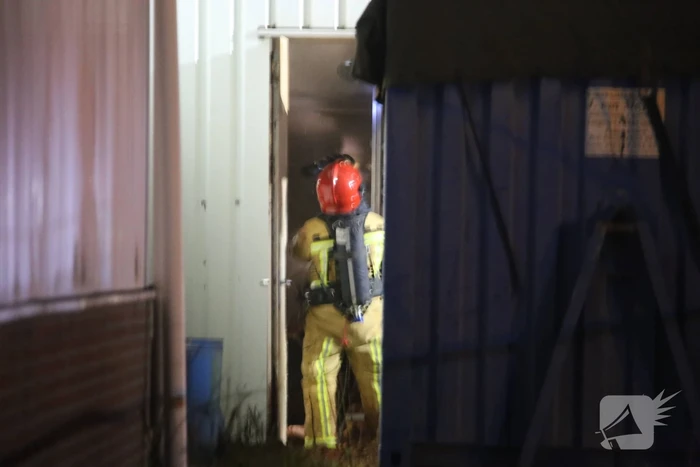 Brandweer bestrijd grote brand in loods Timmerwerken Damen