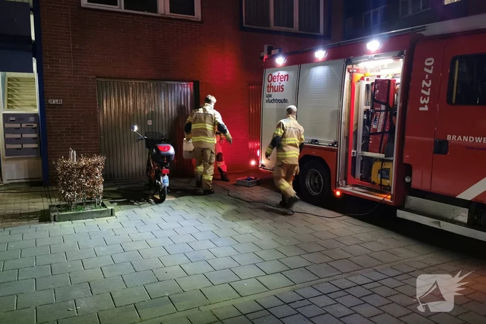 Hevige stank door een lekkende brommer