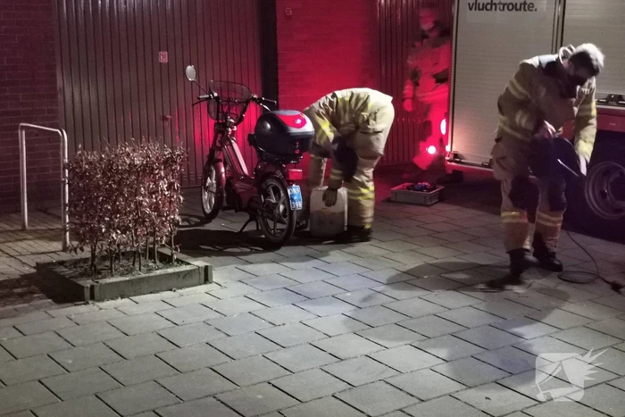 Hevige stank door een lekkende brommer