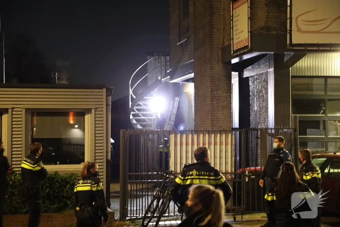 Politie en handhaving doen inval in woning