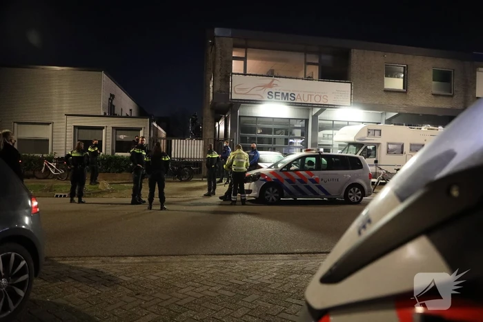 Politie en handhaving doen inval in woning