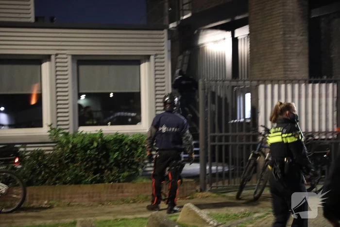 Politie en handhaving doen inval in woning