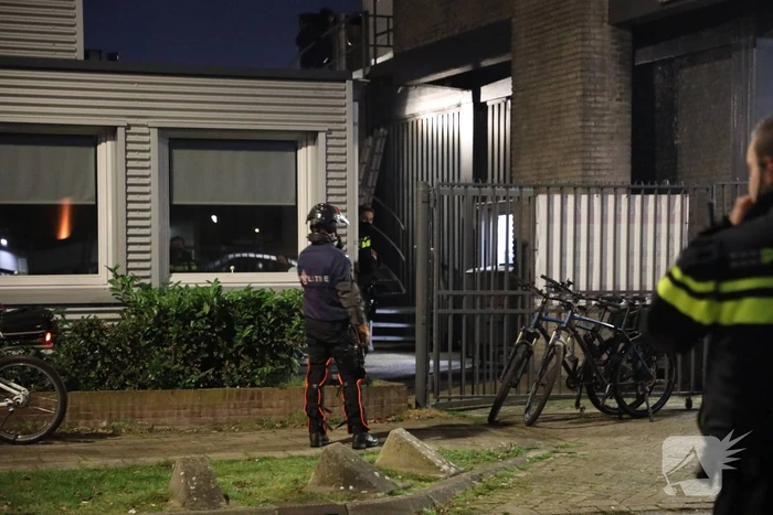 Politie en handhaving doen inval in woning