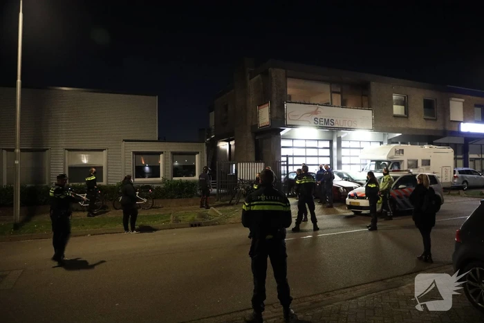 Politie en handhaving doen inval in woning