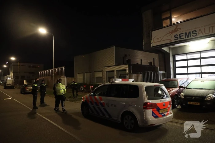 Politie en handhaving doen inval in woning