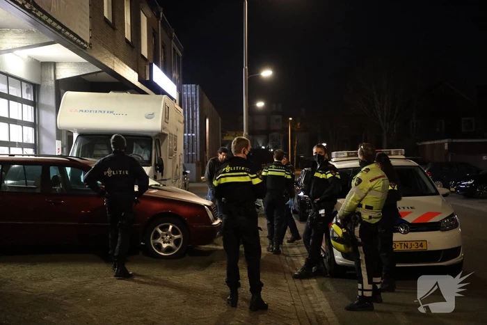 Politie en handhaving doen inval in woning