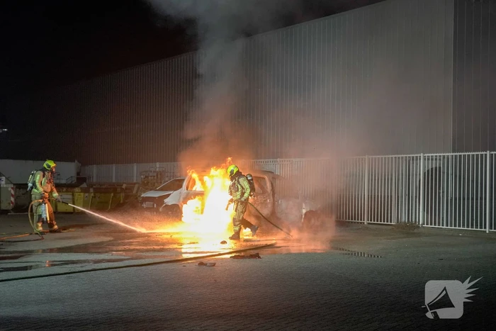 Bestelbus volledig uitgebrand