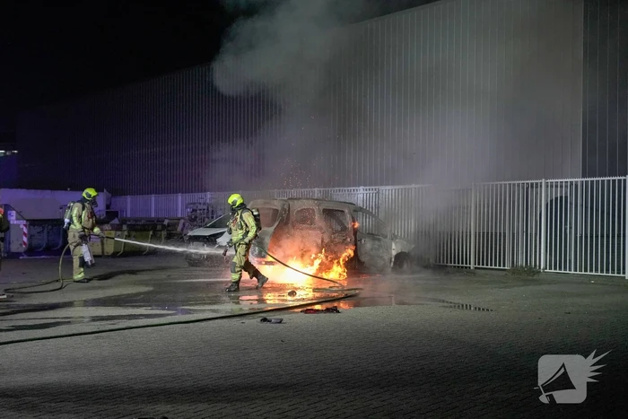 Bestelbus volledig uitgebrand