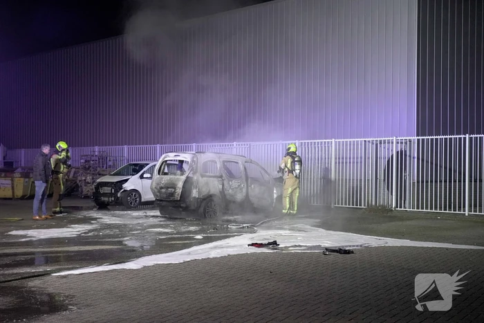 Bestelbus volledig uitgebrand