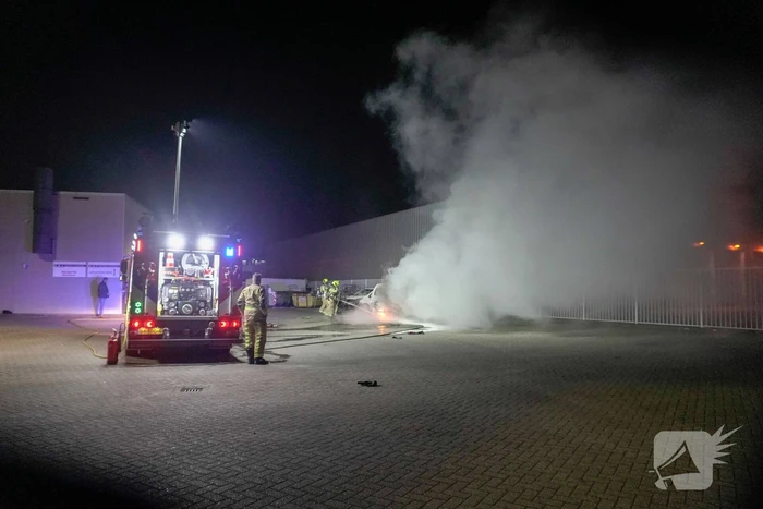 Bestelbus volledig uitgebrand