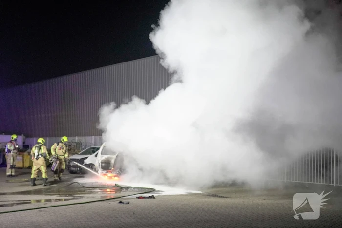 Bestelbus volledig uitgebrand