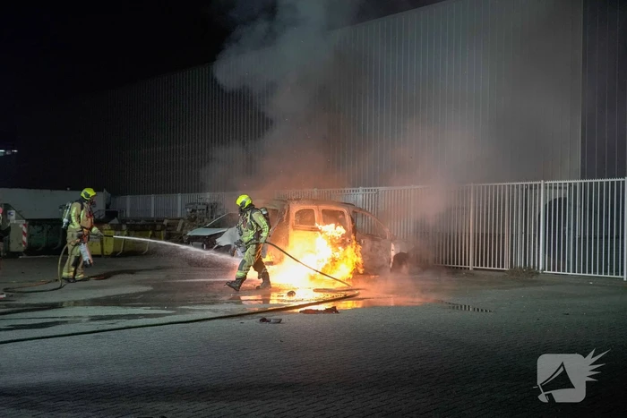 Bestelbus volledig uitgebrand