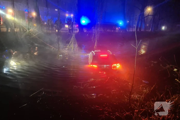 Taxi raakt van de weg belandt te water