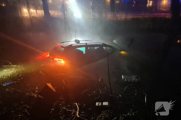 Taxi raakt van de weg belandt te water