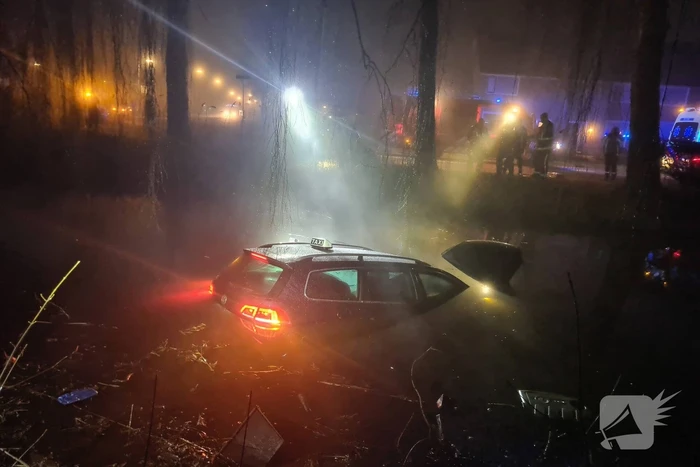 Taxi raakt van de weg belandt te water