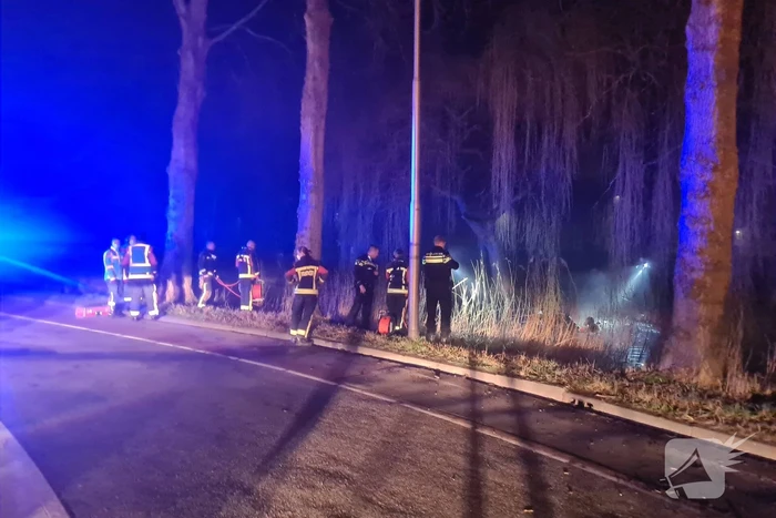 Taxi raakt van de weg belandt te water