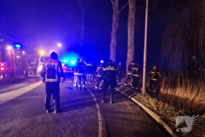 Taxi raakt van de weg belandt te water