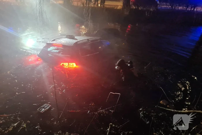 Taxi raakt van de weg belandt te water