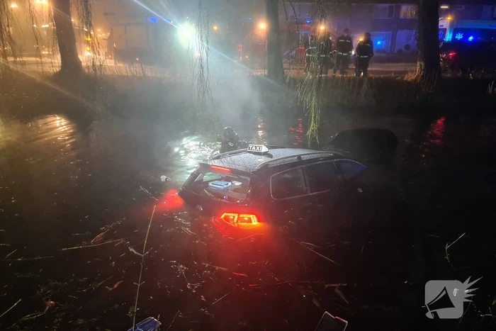Taxi raakt van de weg belandt te water