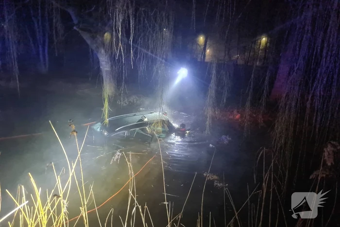 Taxi raakt van de weg belandt te water