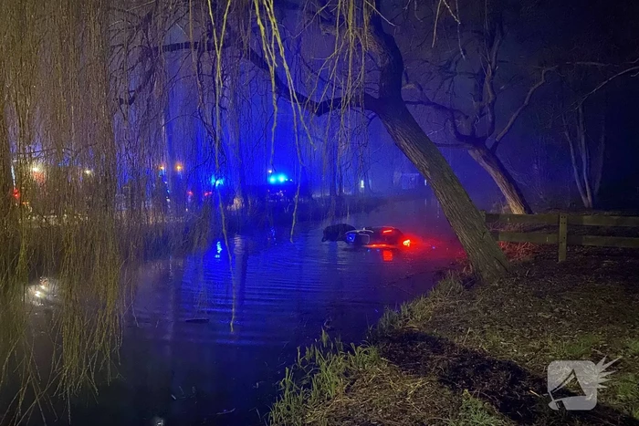 Taxi raakt van de weg belandt te water