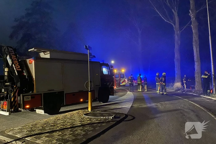 Taxi raakt van de weg belandt te water