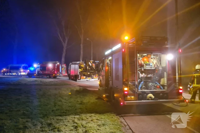 Taxi raakt van de weg belandt te water