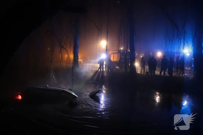 Taxi raakt van de weg belandt te water