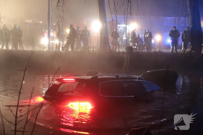 Taxi raakt van de weg belandt te water