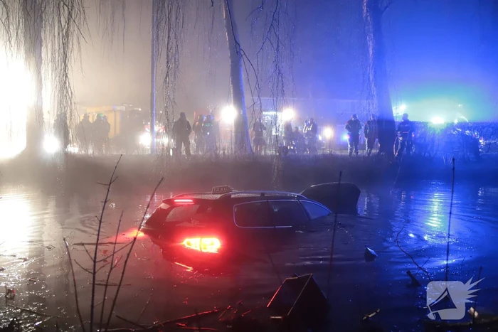 Taxi raakt van de weg belandt te water