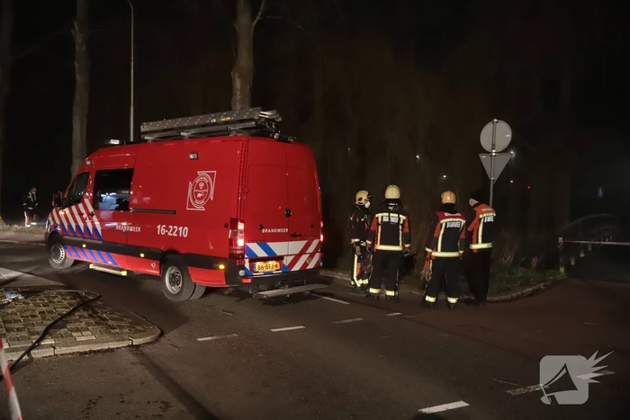 Taxi raakt van de weg belandt te water