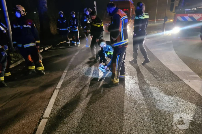 Taxi raakt van de weg belandt te water